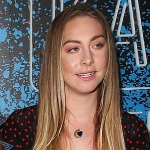 Este Haim profile photo