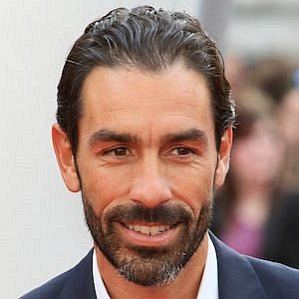 who is Robert Pires dating